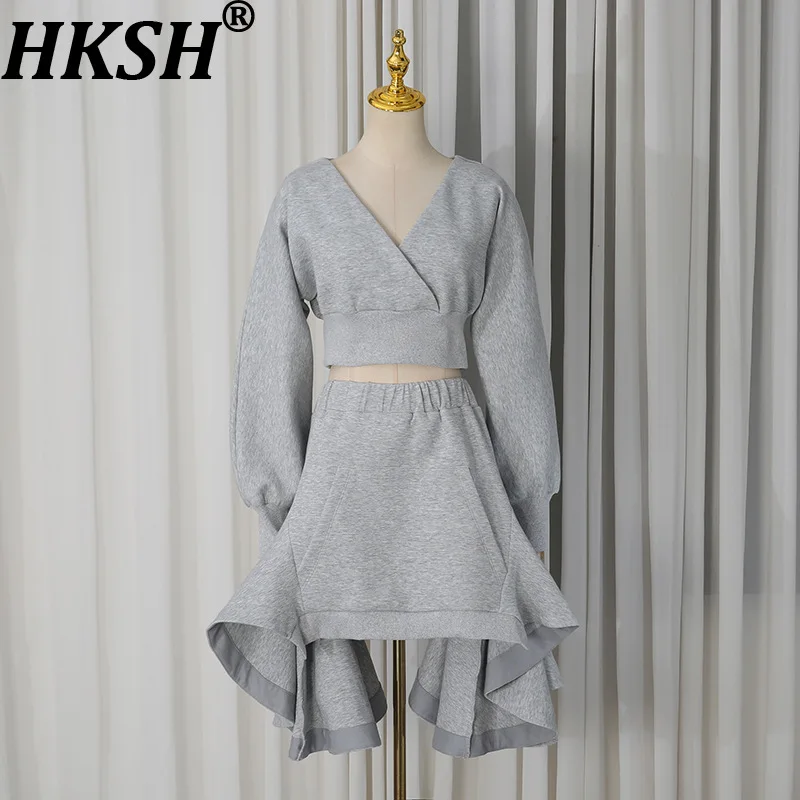 HKSH Women Casual Set Stylish V-Neck Long-sleeved Expose Waist Short Sweatshirt Trend Patchwork Design High Street Skirt HK28165