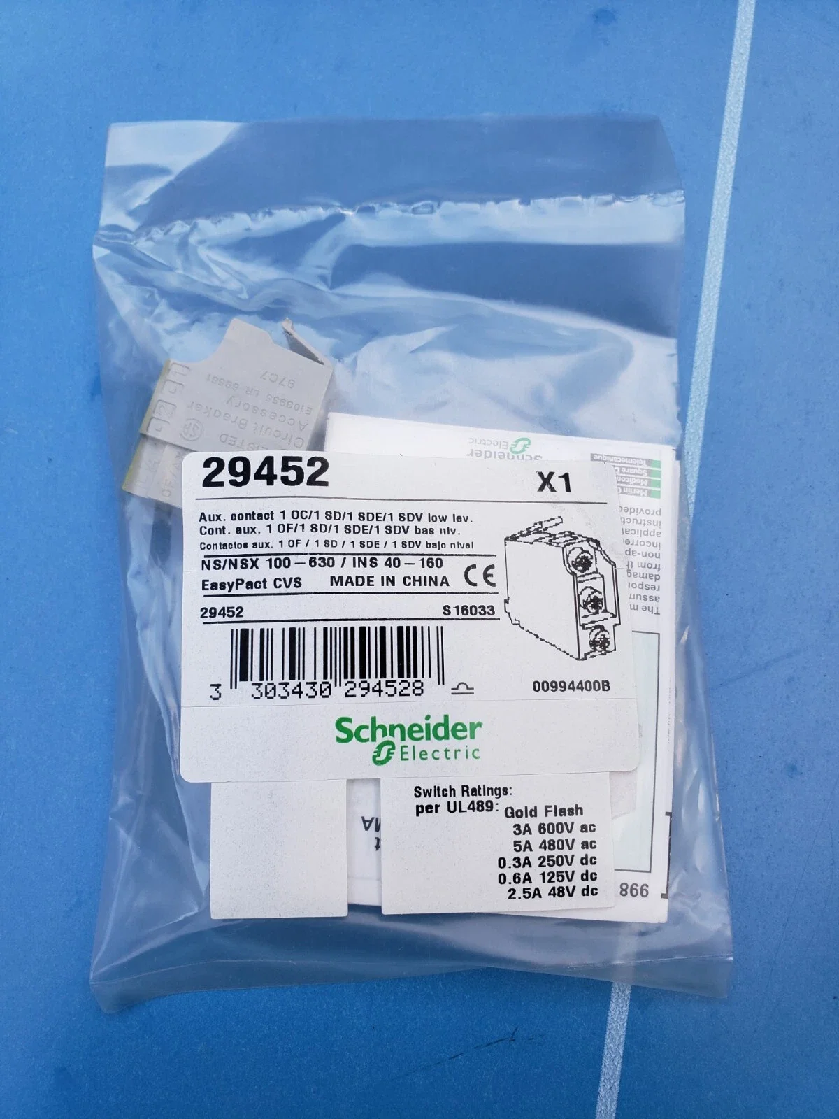 

29452 вспомогательный контакт низкого уровня, состояние автоматического выключателя OF/SD/SDE/SDV, 1 переключающий контакт