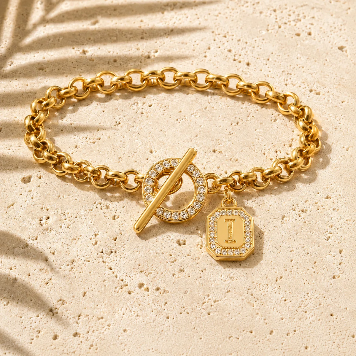 Vergoldete Personalisierte Initialen-Charm-Armbänder für Damen und Herren mit Kubischem Zirkonia und Knebelverschluss - Schmuckgeschenk für den Alltag – Detail 12