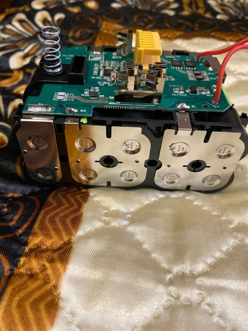 

Корпус для аккумулятора Makita 18В 5.0/6.0Ач с LED-индикатором и платой защиты от перезаряда для BL1830 BL1860