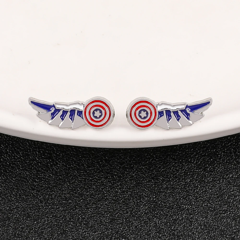 Captain America Shield Wing Design Ohrstecker aus Metall und Emaille, trendige, coole Superhelden-Ohrringe, Schmuck, Accessoires, Geschenke – Detail 1