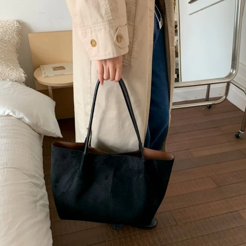 

Women's Tote Bag Made Of Fine Leather With High-End Style And Classic Details​