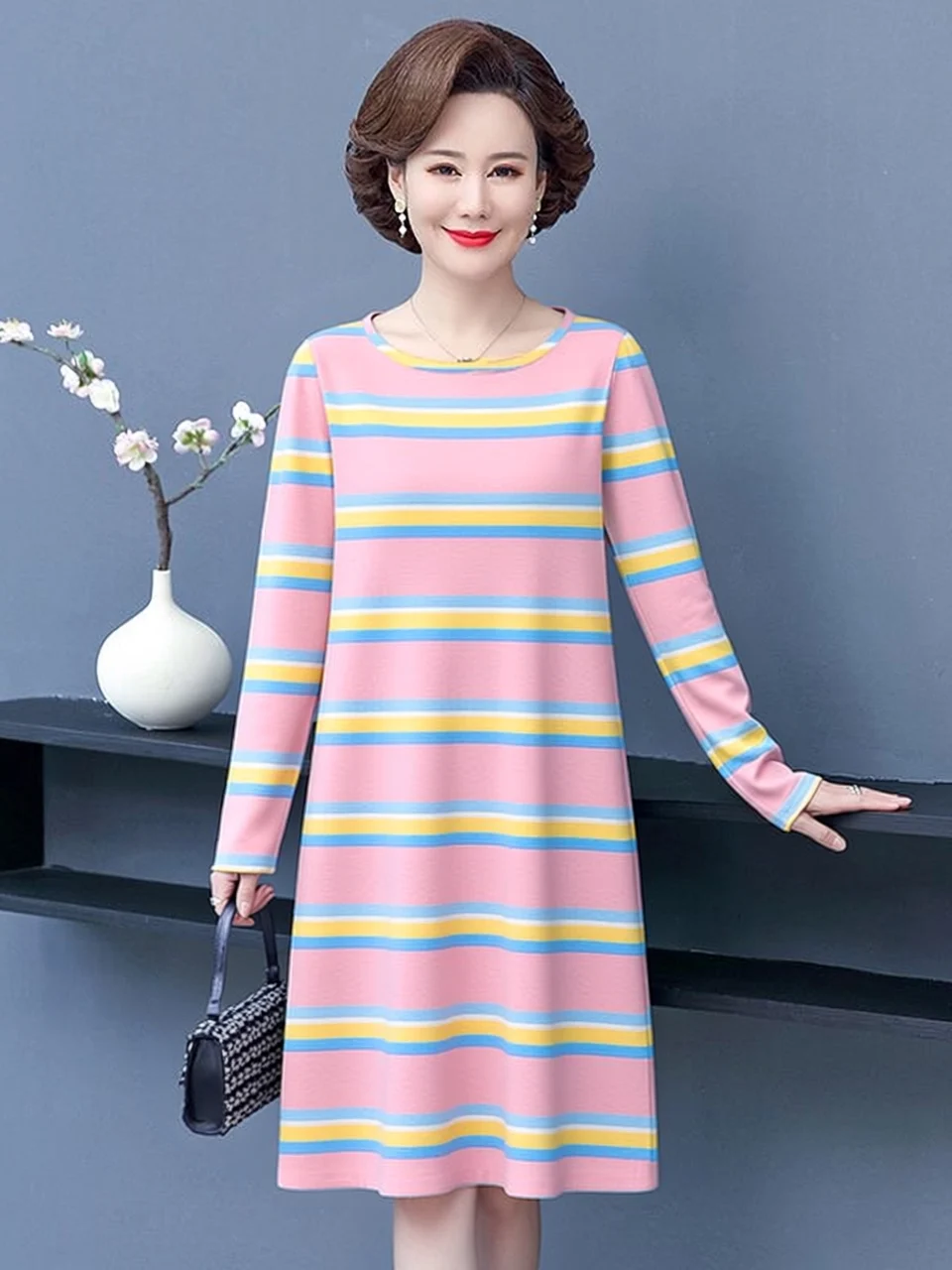 

Элегантное повседневное полосатое платье женское с длинным рукавом, круглым вырезом, свободного кроя, стройнящее, средней длины, для мам, из антивозрастного полиэфирного волокна