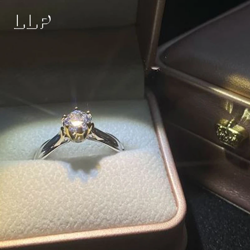 

An 18 K Gold-Plated Women's Ring With Glittering Zircon - Imitating The Moissanite Style Fashionable Jewelry For Trendy Ladies