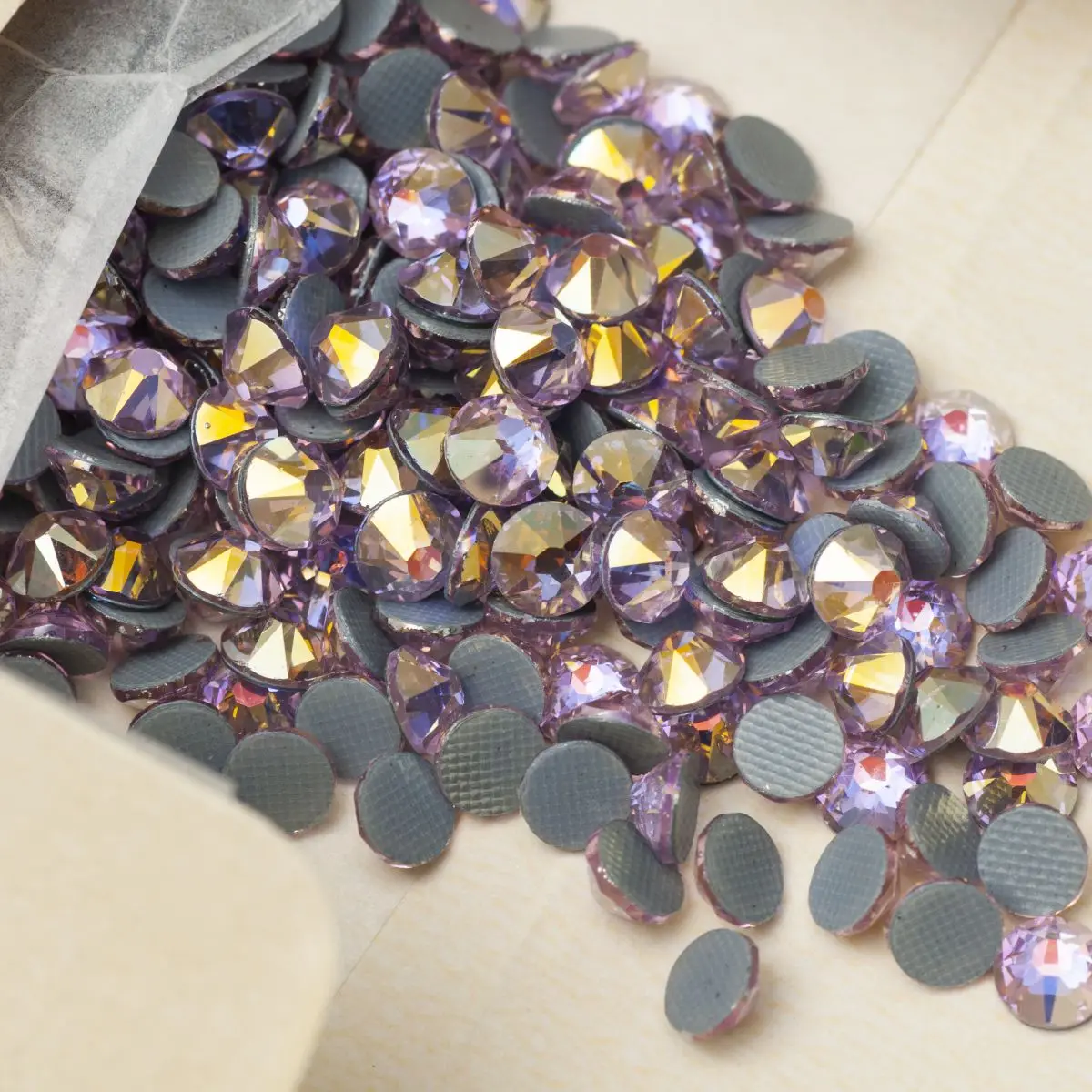 2088HF Xirius Hotfix Strasssteine in AB-Farben zum Aufbügeln auf Kleidung, Kristalle, Strass, Näharbeiten, DIY-Diamanten für Bekleidung und Handarbeiten – Detail 6