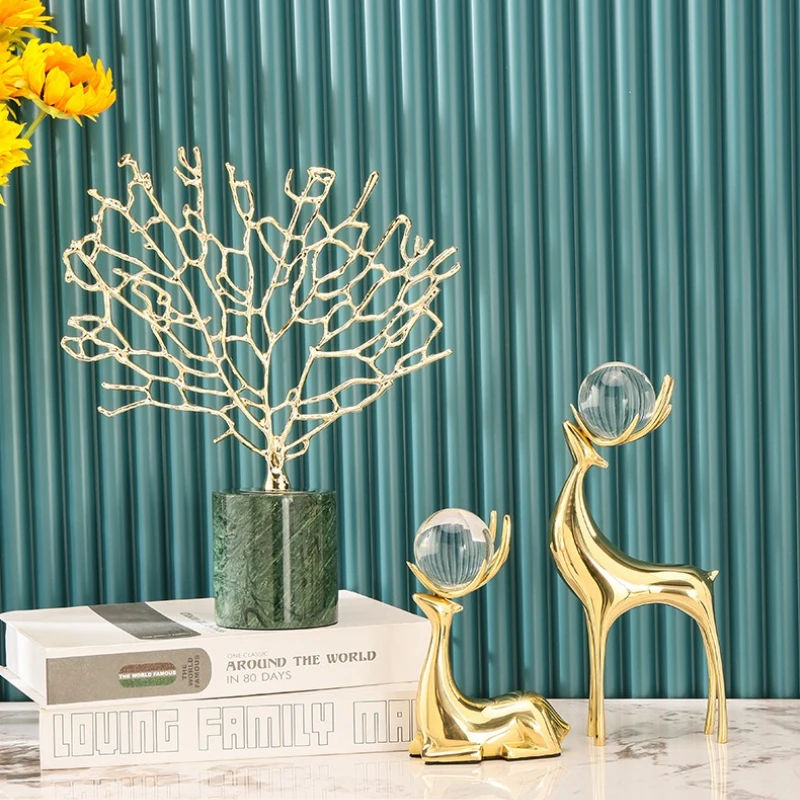 

Brass Deer Statue, Crystal Ball Decorative Tabletop Decoration, Exquisite Golden Deer Sculpture Room Aesthetic Decoration