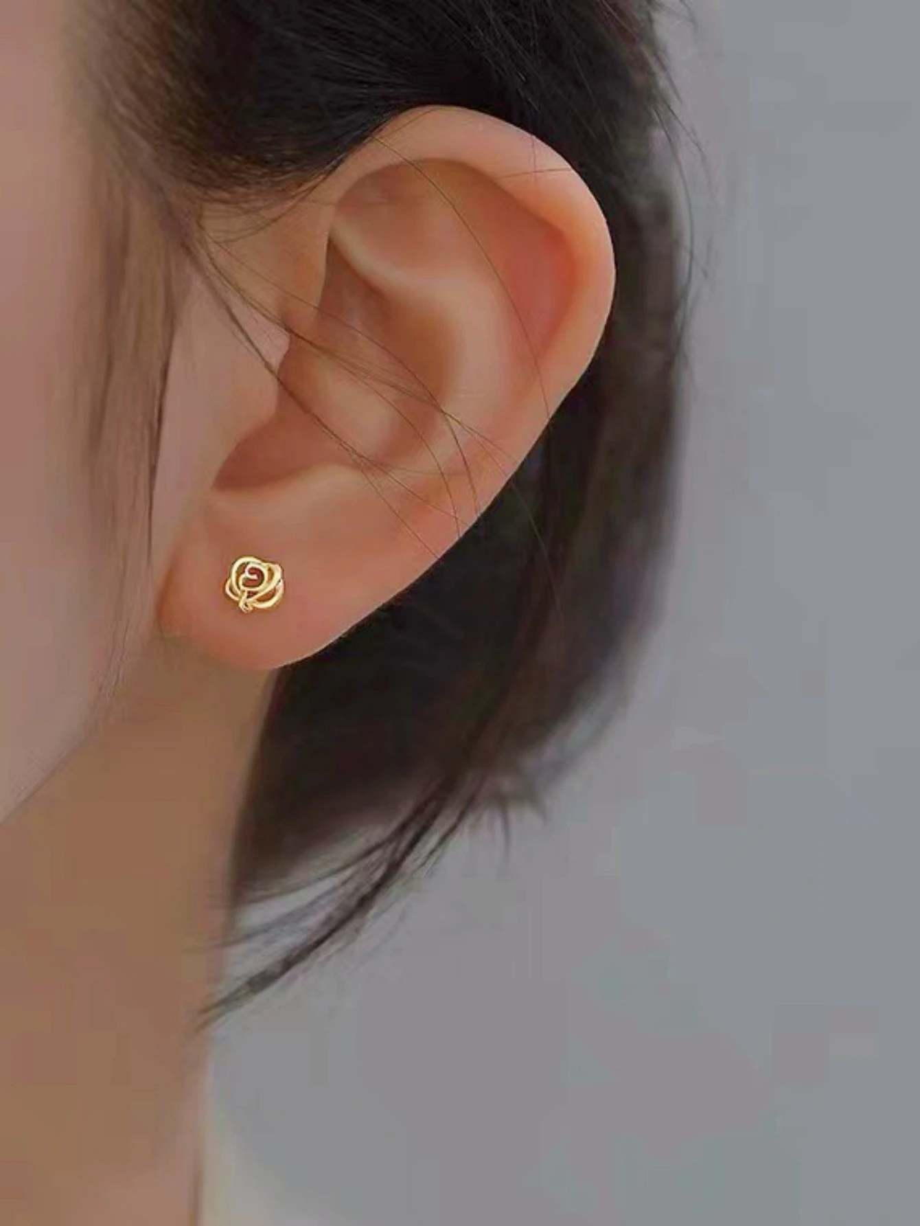 

2-piece set of minimalist and elegant hollow rose earrings for women, versatile for daily wear on dates and holiday gifts