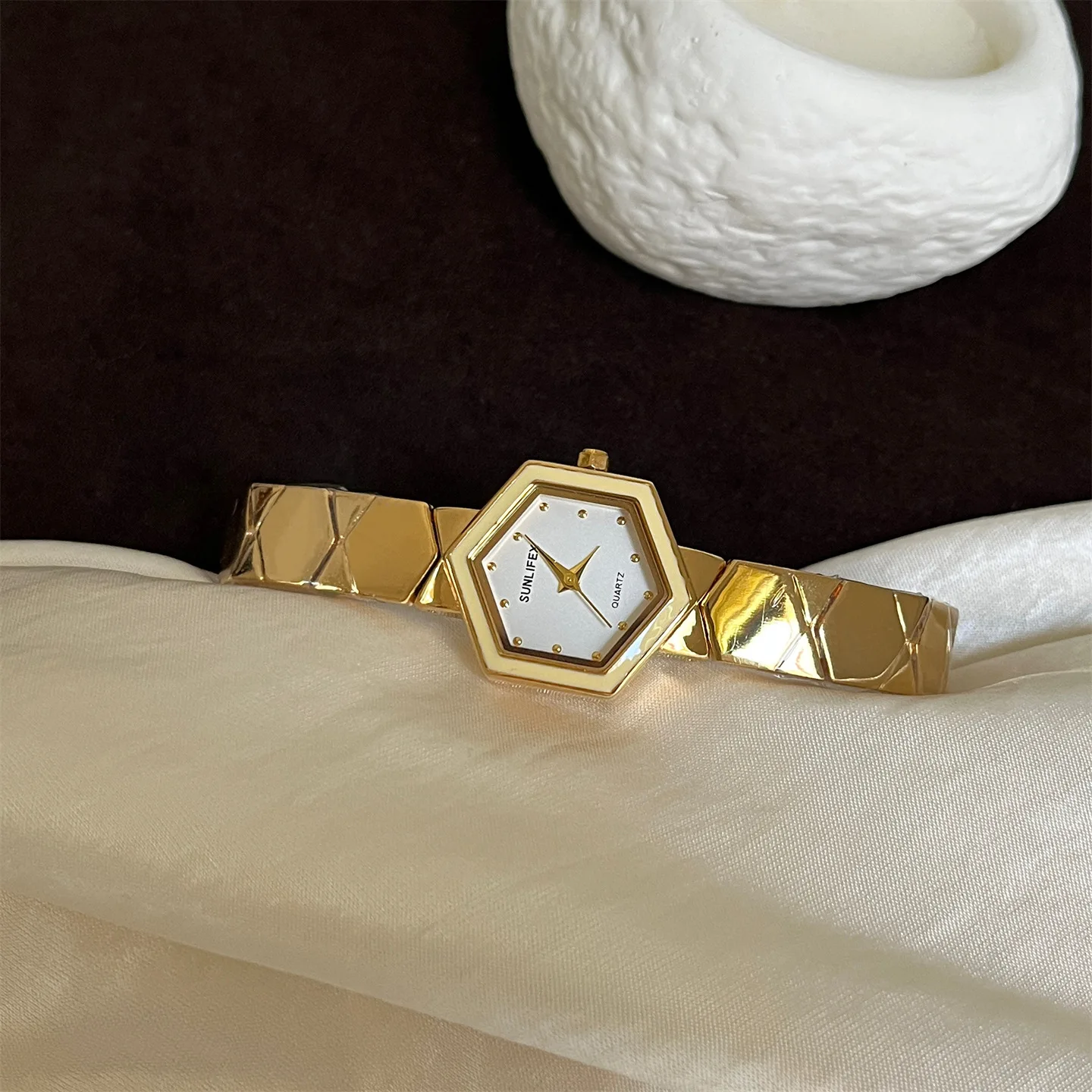 Retro-Style Hexagonal Dial Watch For Women, Unique Design, High-End And Fashionable New Style, Suitable For Women.