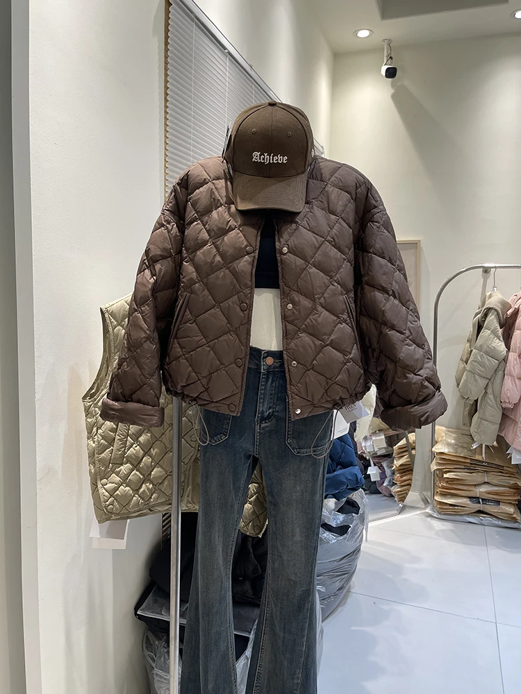 Solid color down jacket women's loose short fashion 2025 winter new lightweight round neck waffle 90 white duck down coat