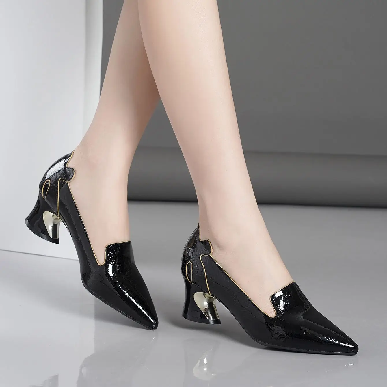 Stylish high-heeled pumps with pointed prints