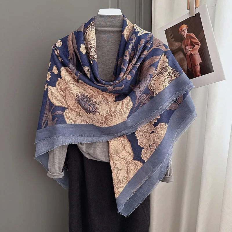 

Легкий квадратный шарф с цветочным узором и бахромой для женщин 125x125. Модный и элегантный темно-синий шарф и шаль для весны и осени.