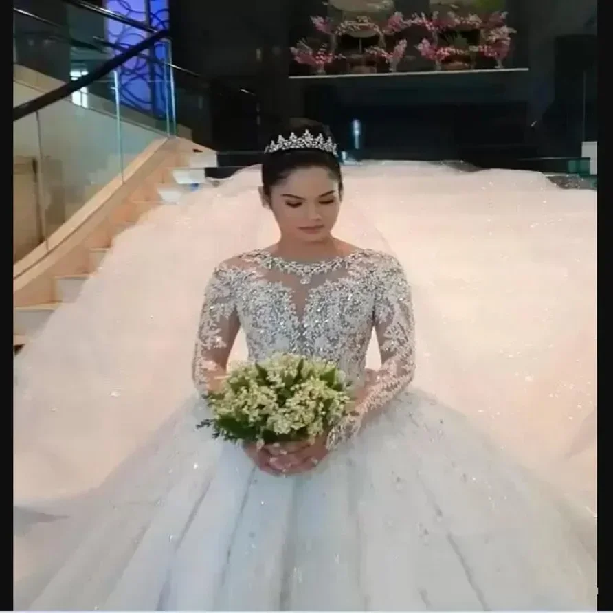 ชุดแต่งงานคอวีลูกไม้แบบสั่งตัด พร้อมชายกระโปรงยาวแบบ Cathedral  ชุดเจ้าสาวไซส์ใหญ่ แขนยาว