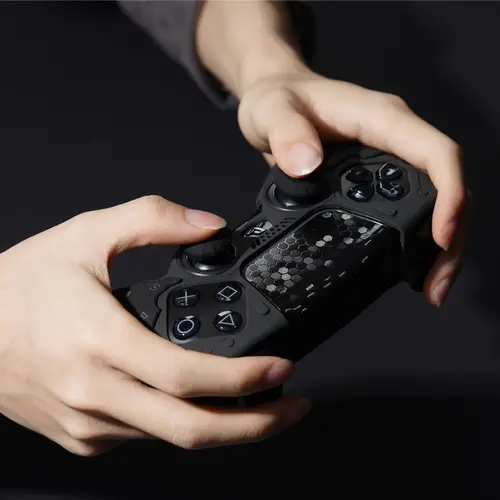 Imagen 2 del producto GeekShare-Juego de piel negra para controlador inalámbrico PS5, 2 tapas de agarre para el pulgar y 2 pegatinas, cubierta protectora