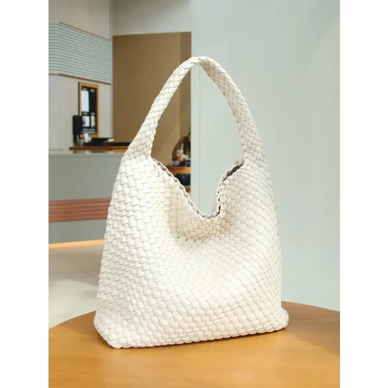 New fashionable handbag with niche design woven handbag bucket bag, single shoulder armpit bag, simple retro style bag