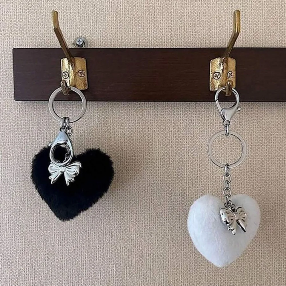 Porte-clés à nœud papillon en argent, cœur en peluche bouffant, Style Y2K, pendentif pour sac à dos, noir et blanc, délicat, cœur poilu, décoration de sac à breloques
