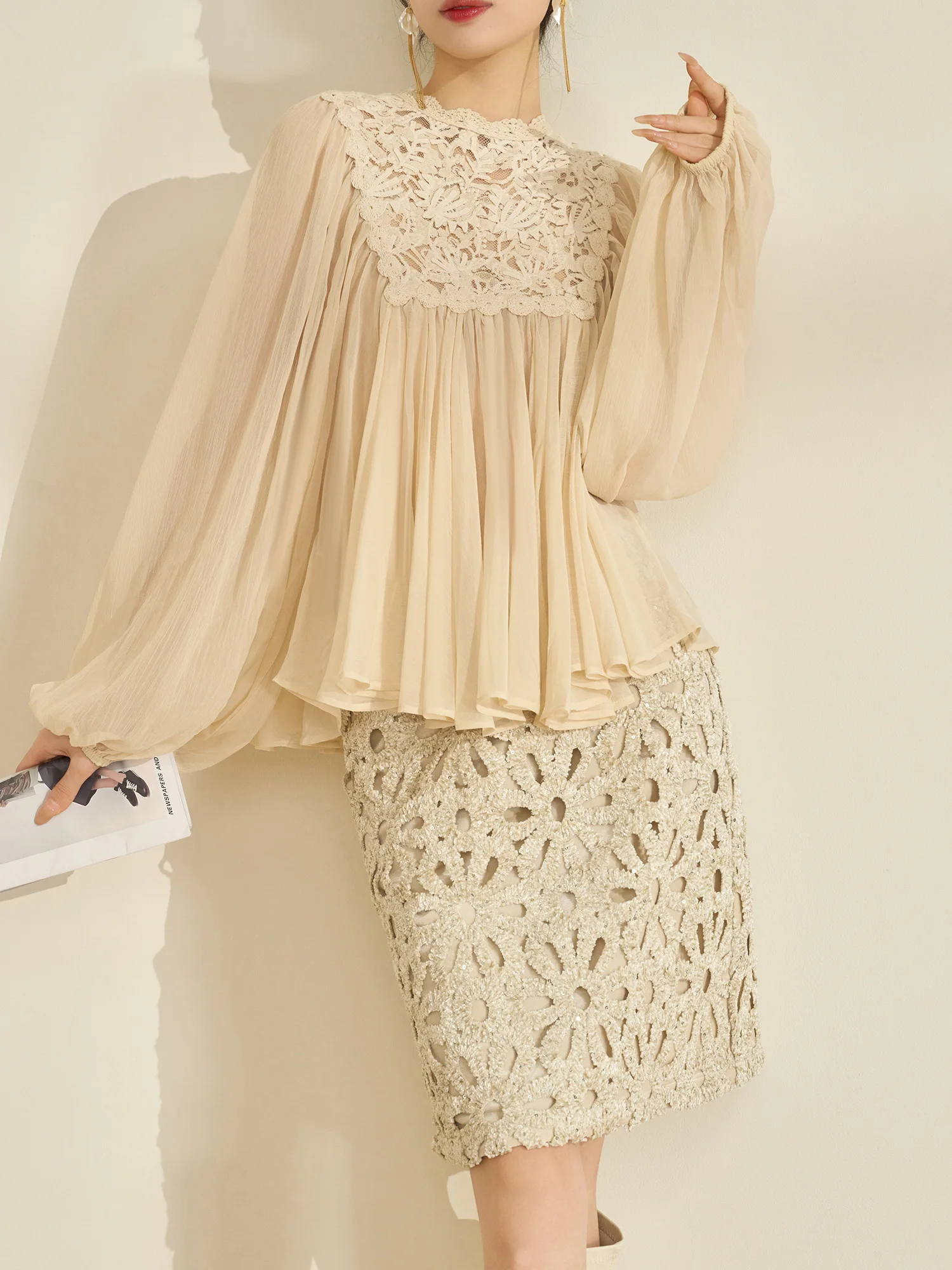 

Комплект из топа с кружевными вставками и юбки с высокой талией, женская модная повседневная одежда для весны, с рукавами-фонариками и круглым вырезом.