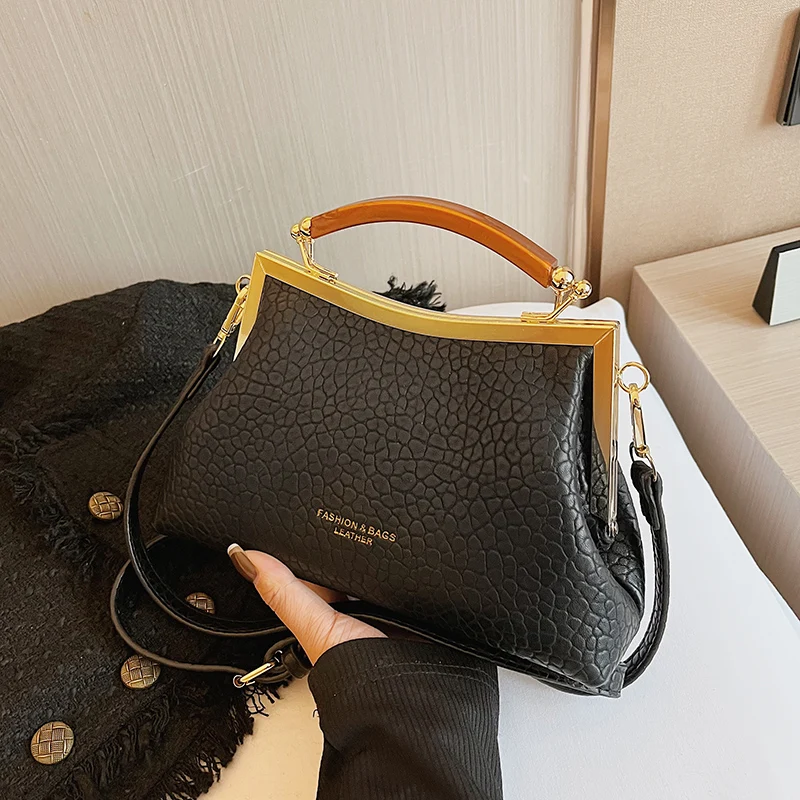 2022 Winter Famouse Brand Handbag with Mental Handle Designer Pleated Shell Bag for Women Clutch Purses Crossbody Bag Long Belt