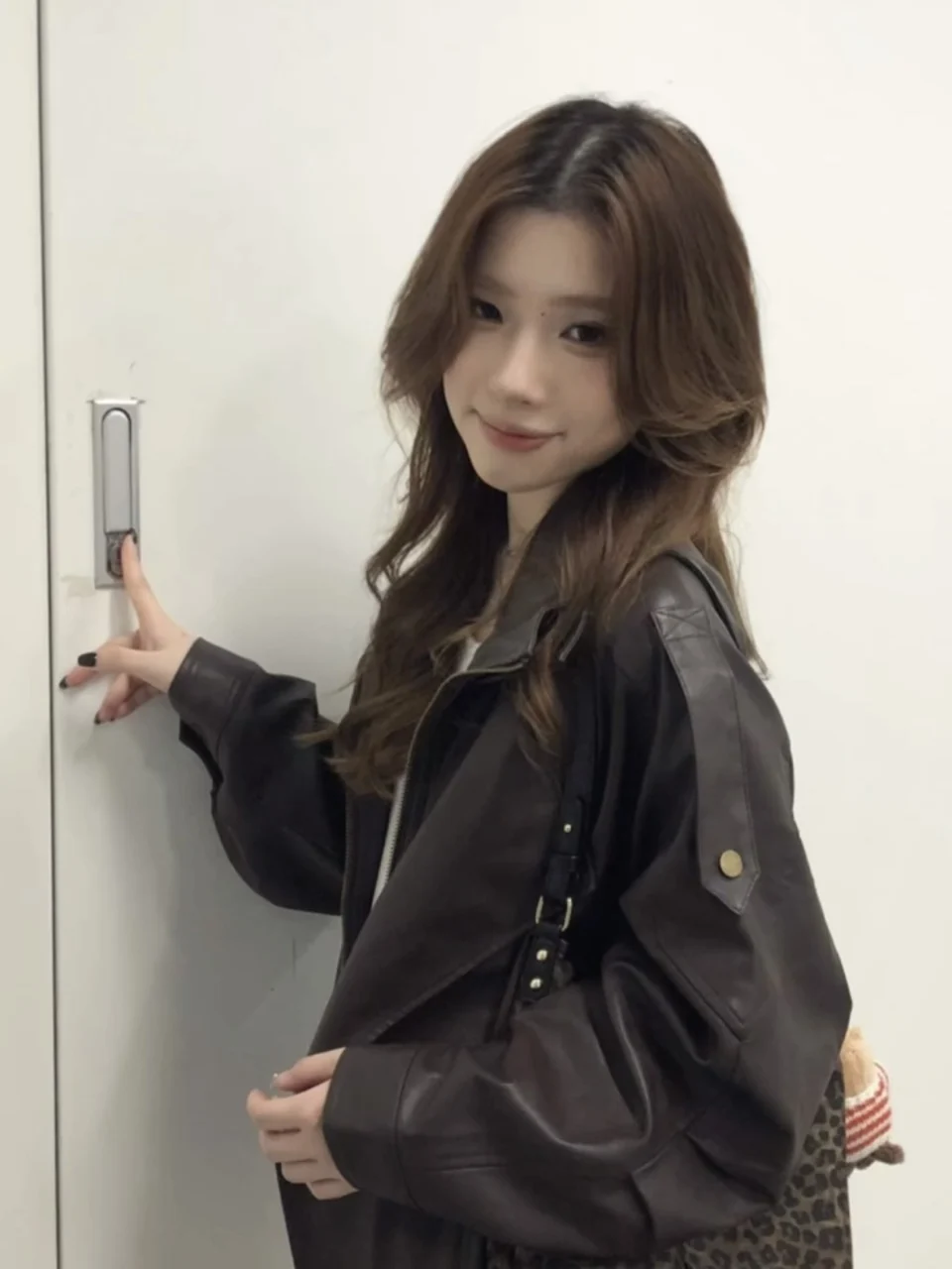 

Кожаная куртка Bla для женщин, мотоциклетная, с асимметричным подолом, длинная, с формальным воротником, осенне-зимняя, новинка, стильная...