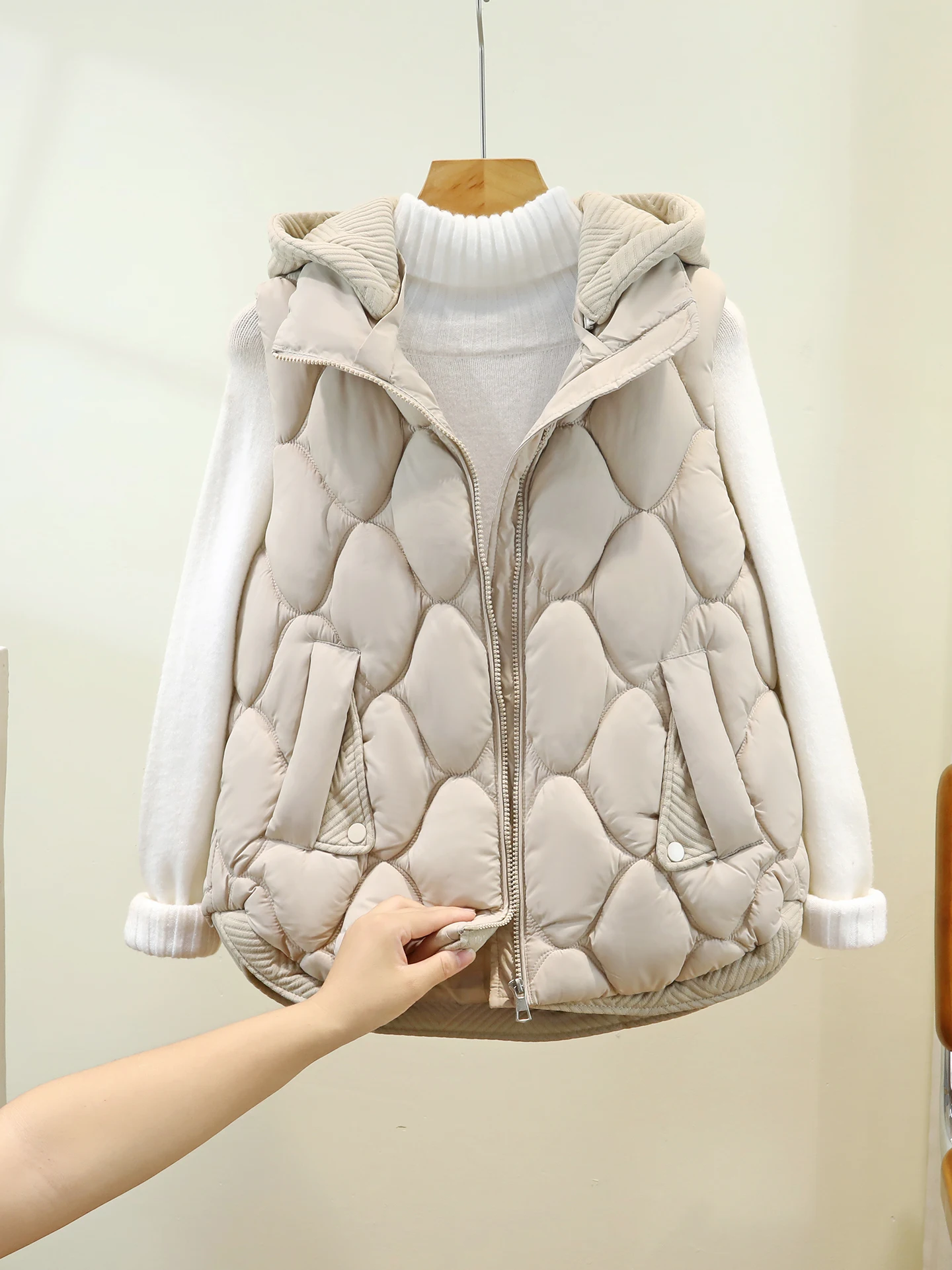 المرأة أسفل سترة القطن 2025 الخريف الشتاء ملابس خارجية الدفء تصميم الشعور وهمية قطعتين ملابس خارجية سستة لصق كيت