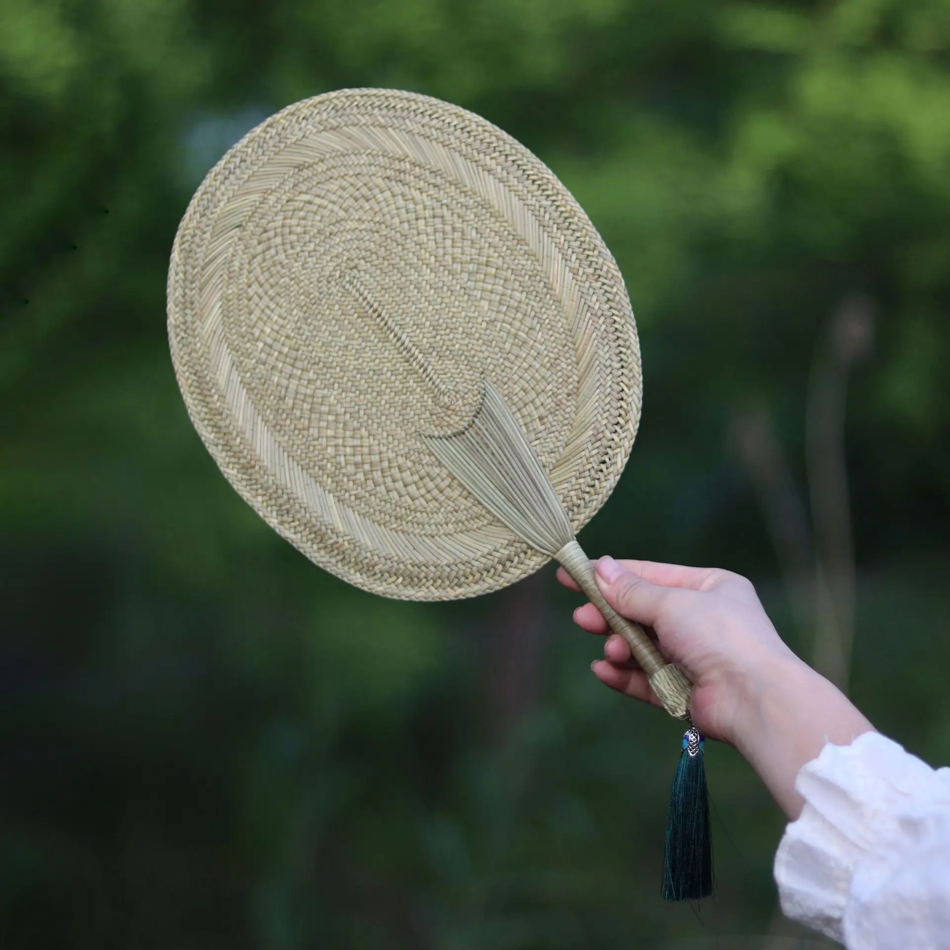 

Handmade woven oval reed fan, reed fan for cooling and mosquito repellent, old-fashioned fan for home use, grass fan handicraft