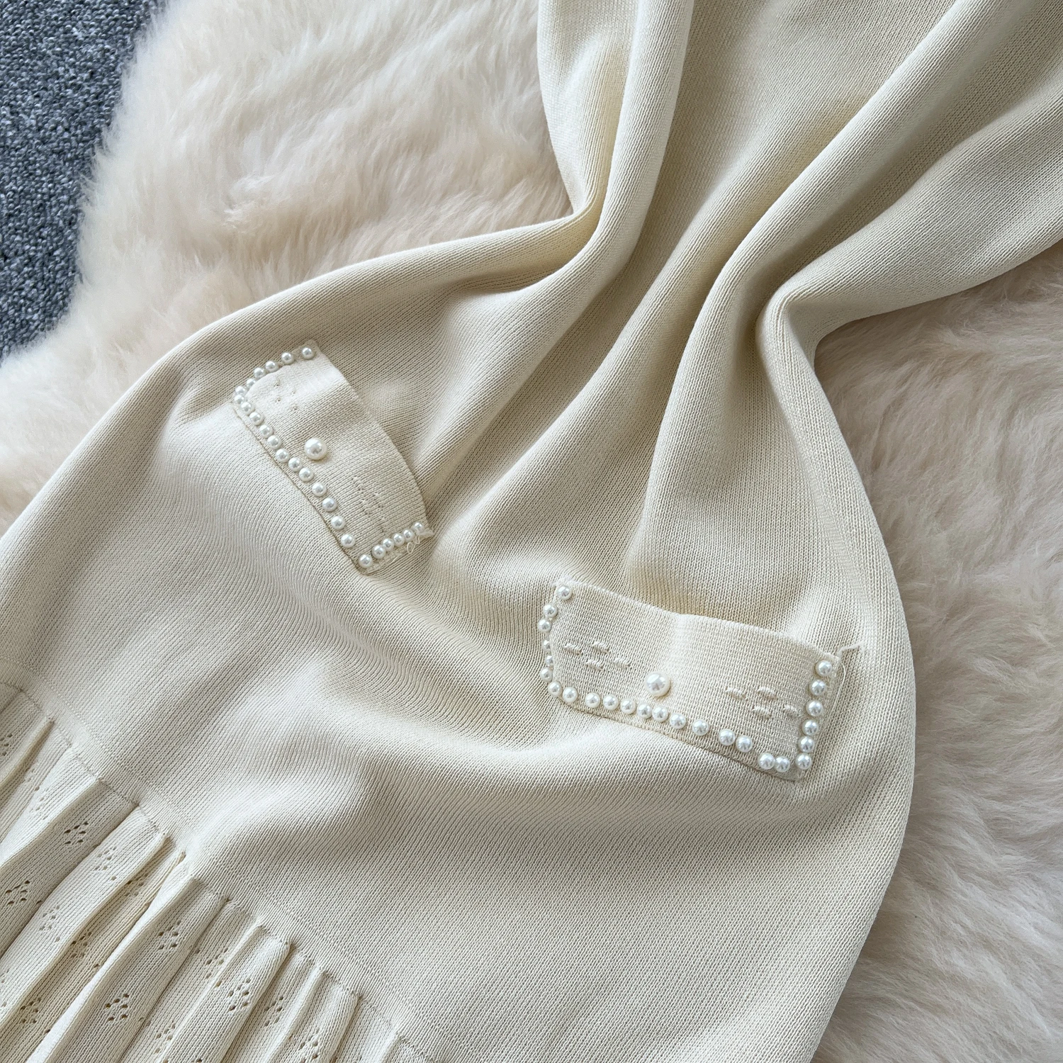 فستان صيفي أنيق بيج ميدي للنساء محبوك مطرز بالخرز للحفلات المسائية فساتين بيرل تانك Bodycon Traf جديد في 2025 صوف حلو