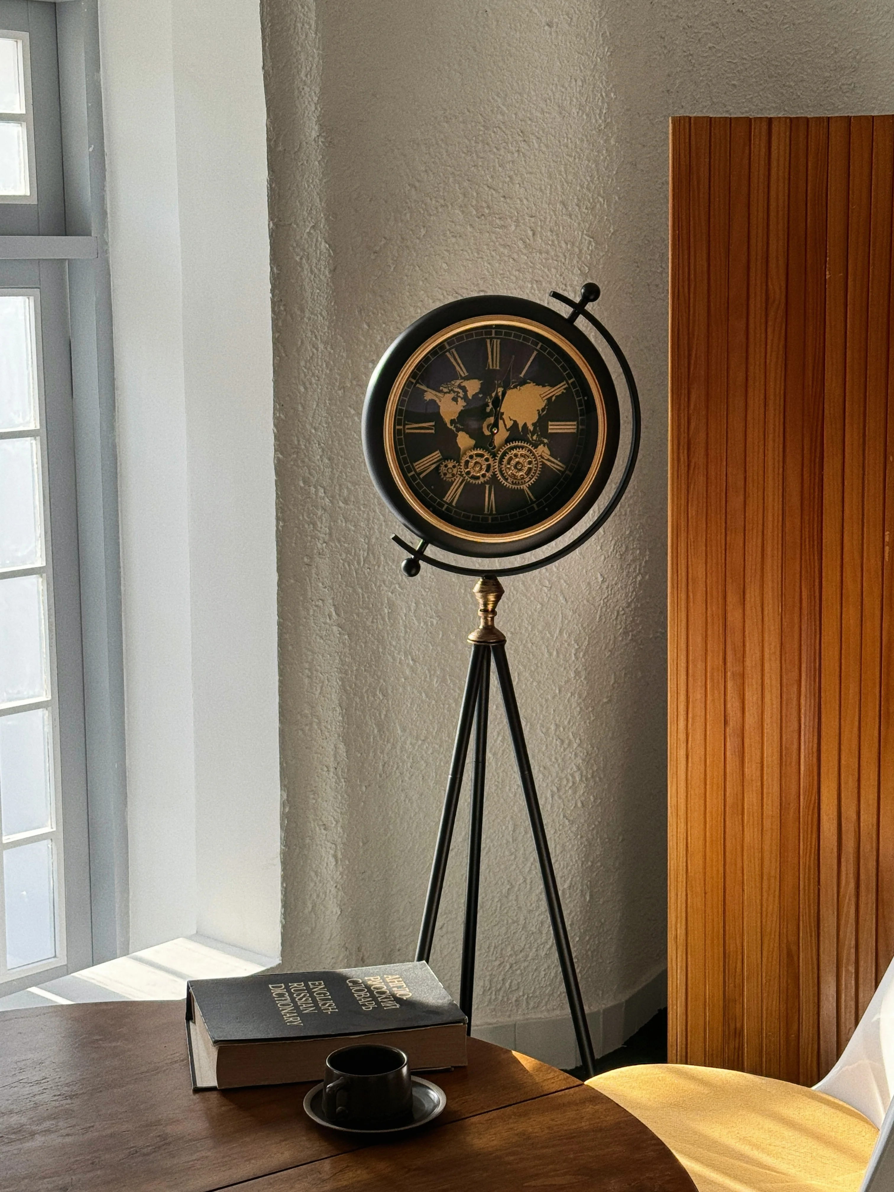 Living Room Villa Office Vintage Creative Floor Clock Tripod Ornament Standing Clock Mechanical Gear Table Clock