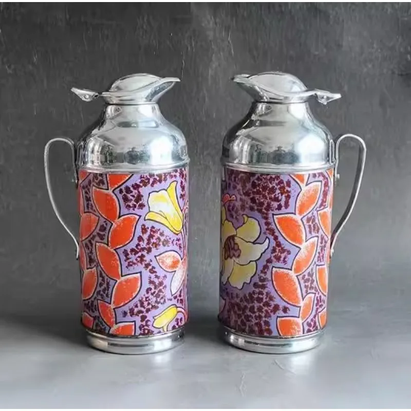 A pair of aluminum iron sheet printed thermos bottles, thermos bottles, old stock in 1979