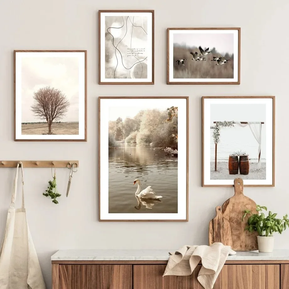 Herbstliche Natur: Ruhiges See- und Schwanenmotiv mit Schilfgräsern und Bäumen - Minimalistischer Kunstdruck auf Leinwand für Wohnzimmer - Modernes Poster zur Heimdekoration