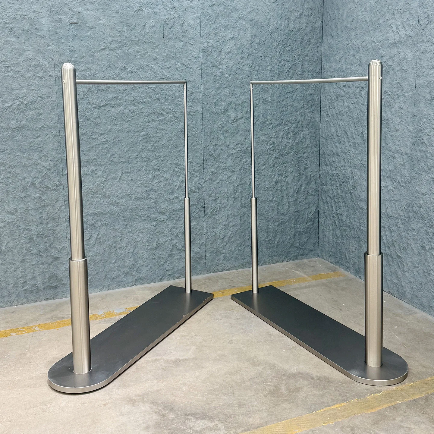 Clothing store display rack Stainless steel belt plate middle island rack Men's and women's clothing