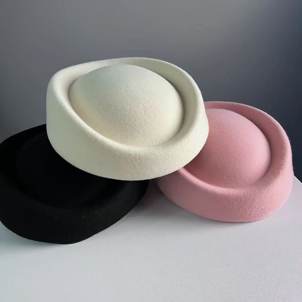 Hard Top Wool Felt Berets Concave Top British Retro Wedding Fascinator Hats Pillbox Cap Cocktail Party Cap Vintage Fedoras Hats