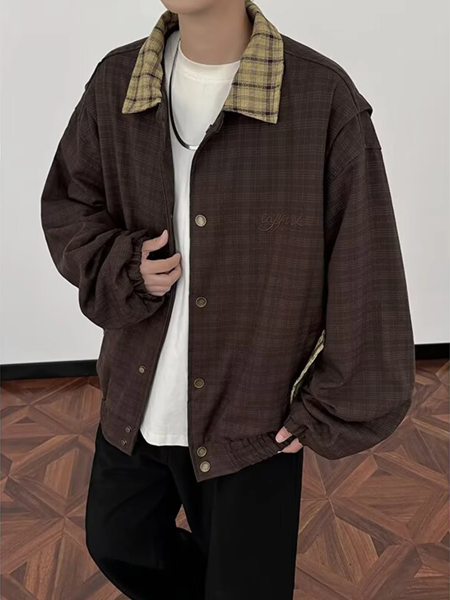 

Мужская демисезонная куртка в клетку с вышивкой и пэчворком, ретро-дизайн, приталенный крой, на молнии, без капюшона