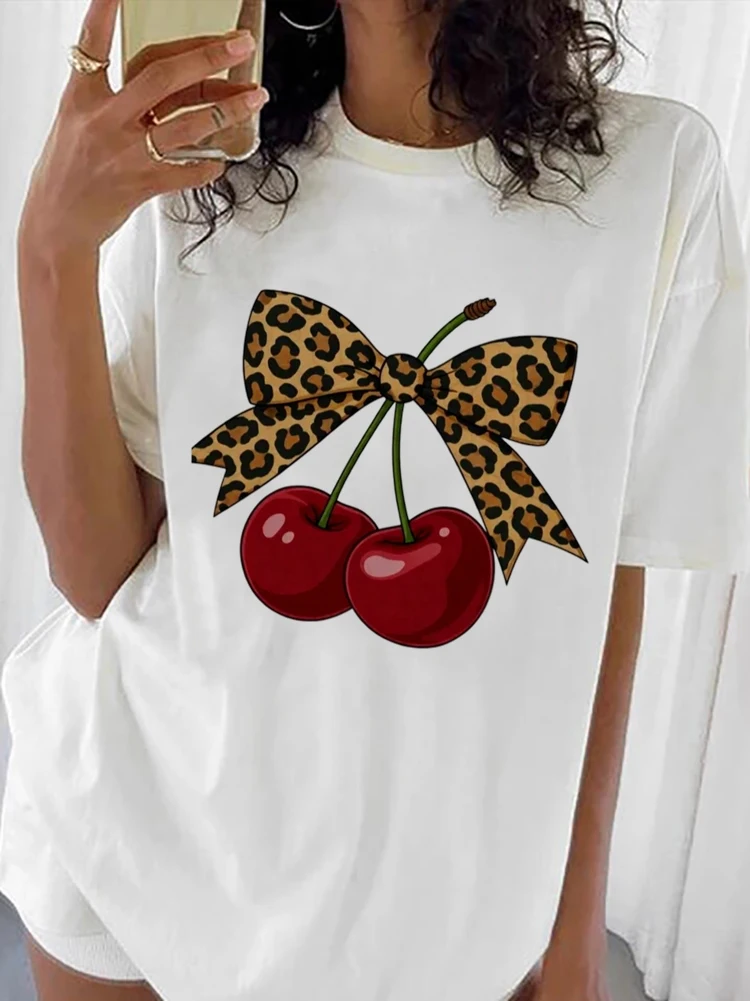 

Леопардовый принт с бантом и вишневым узором, модная женская футболка с мультяшным принтом, милый топ, повседневный базовый стиль, забавная женская белая футболка