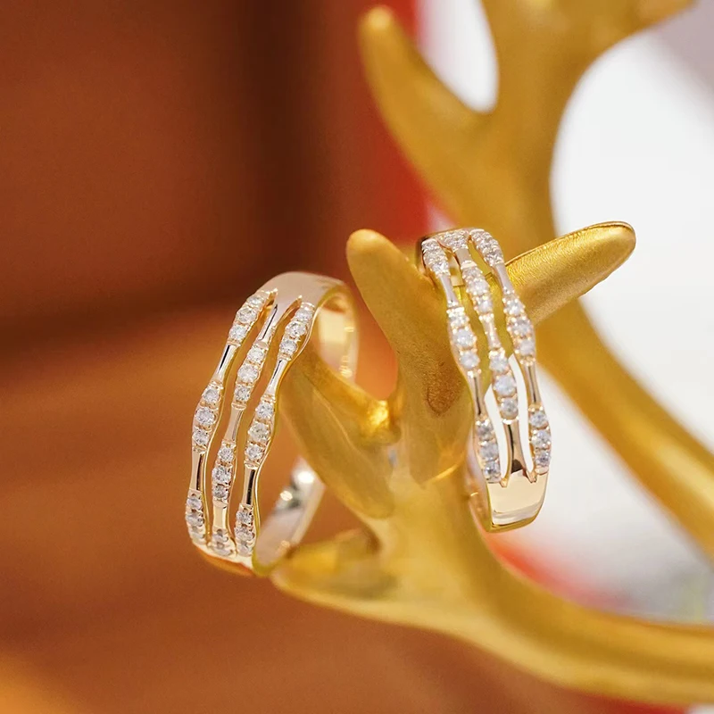 Huitan Mode Gold Farbe Eheringe für Frauen einfaches stilvolles Design glänzenden kubischen Zirkon Temperament weiblichen Accessoire Schmuck