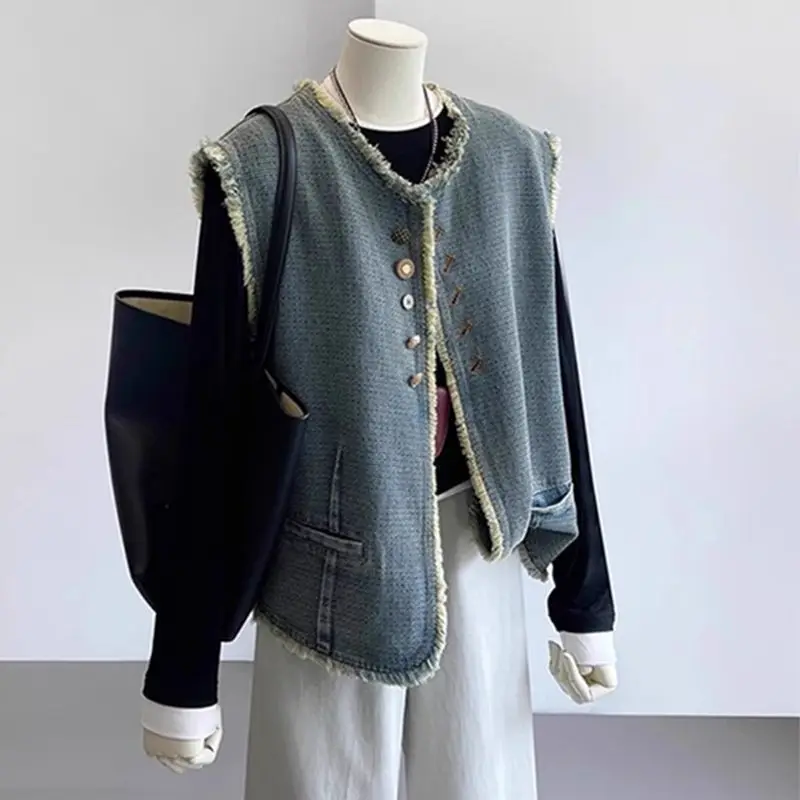 

Women Vintage Frayed Denim Vest Asymmetric Buttons & Cargo Pockets Jeans Oversized Fall 2025 Chic Sleeveless Outerwear Top