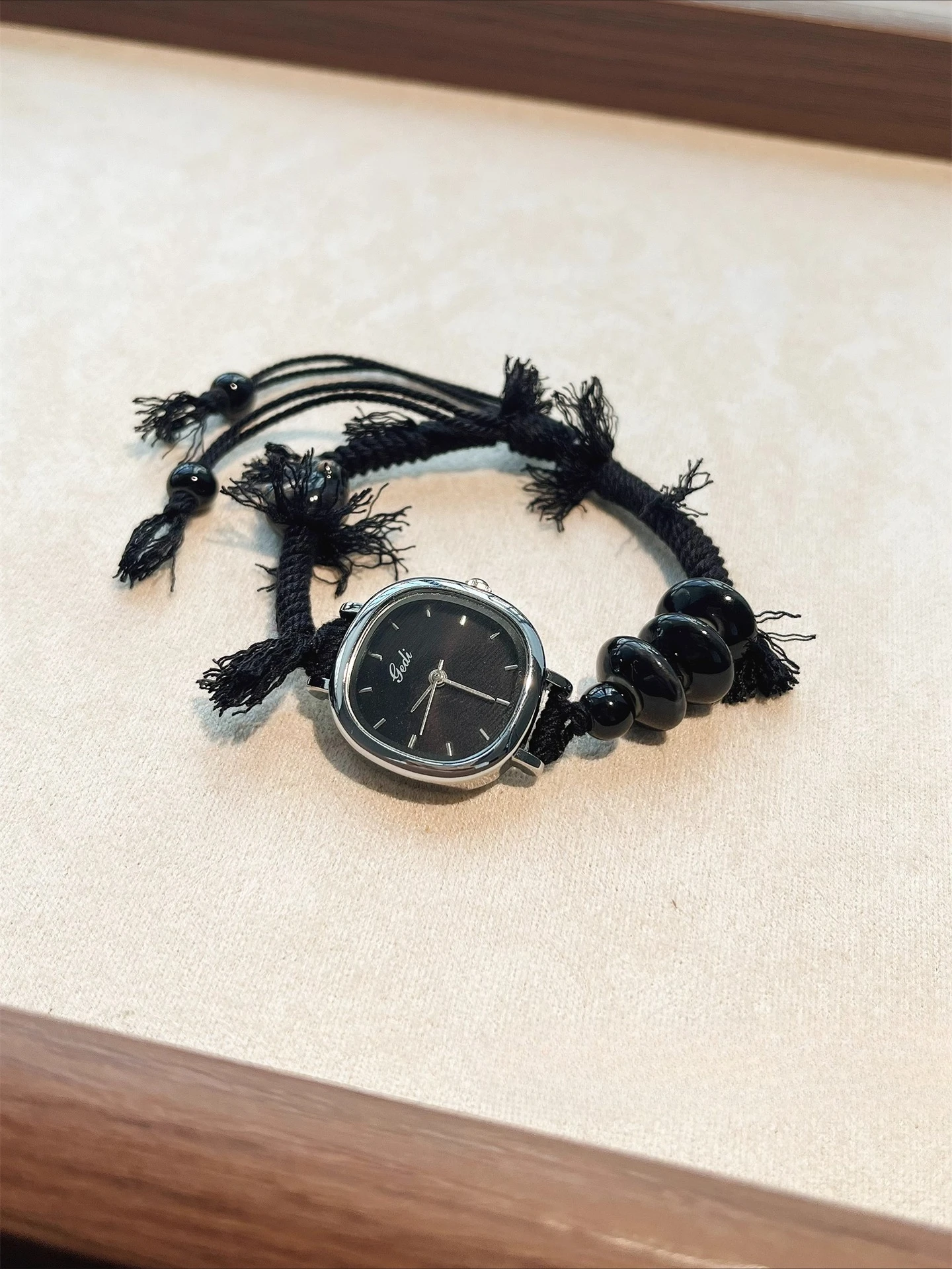 

Trendy and cool pure black bracelet watch for women, light luxury and high-end feel, high-value, simple square dial for students
