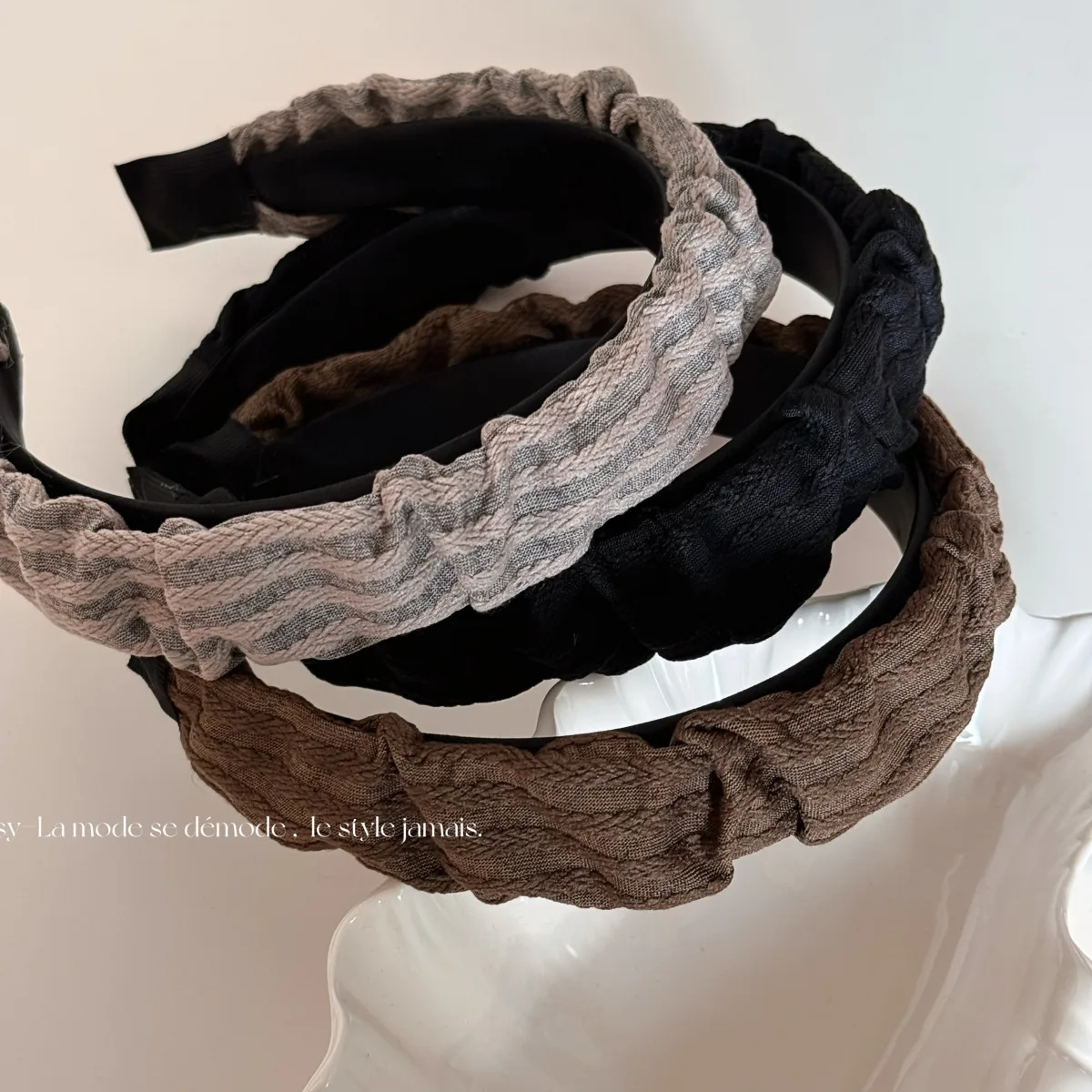 

Полосатая плиссированная тканевая повязка на голову с простом темпераментом, новая повседневная универсальная заколка для волос с высоким черепом, новый аксессуар для волос