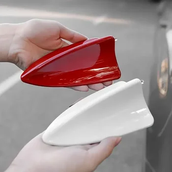 L'antenna per pinna di squalo sul tetto dell'auto migliora il segnale all'interno dell'auto, accessori esterni adesivi impermeabili e per lo styling dell'auto con protezione solare