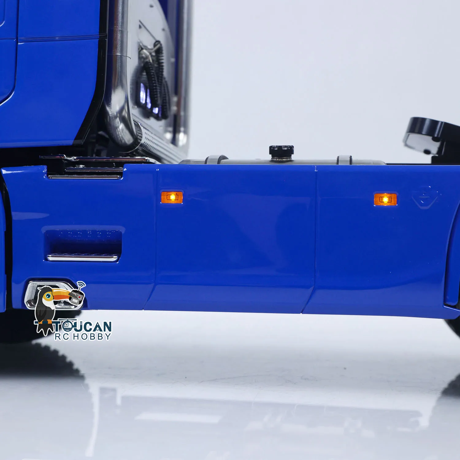 

770S 4X4 Metal Chassis 1/14 RC Tractor Truck Radio Control Lorry Car 2Speed Gearbox Flowing Water Light Cab Suspension Toy