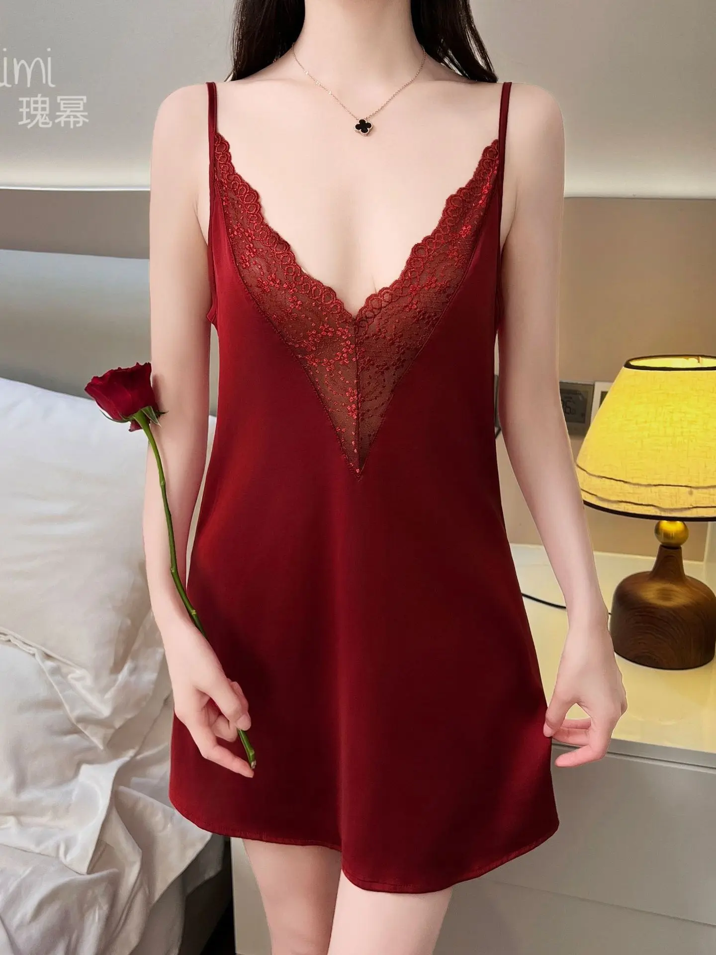 Chemise de nuit sexy en dentelle pour femmes, col en V, dos nu, robe élégante, vêtements de nuit, nouveau, coréen, XB2K, 2024