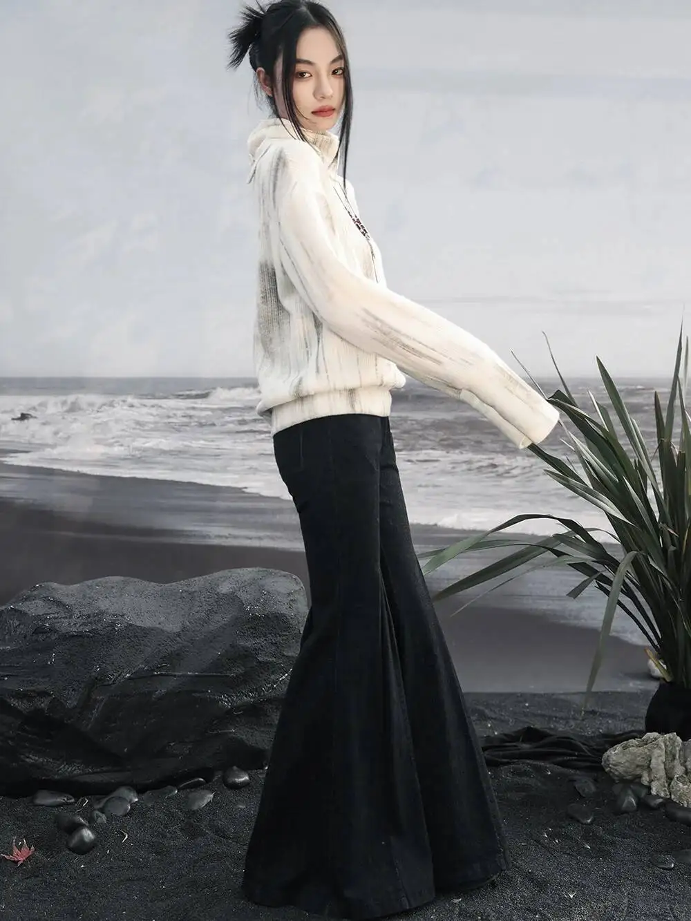 UMI MAO Niche Design Denim Jeans Women's Winter New Vintage Flared Pant Black High Waisted Long Trousers Femme Bell Bottoms