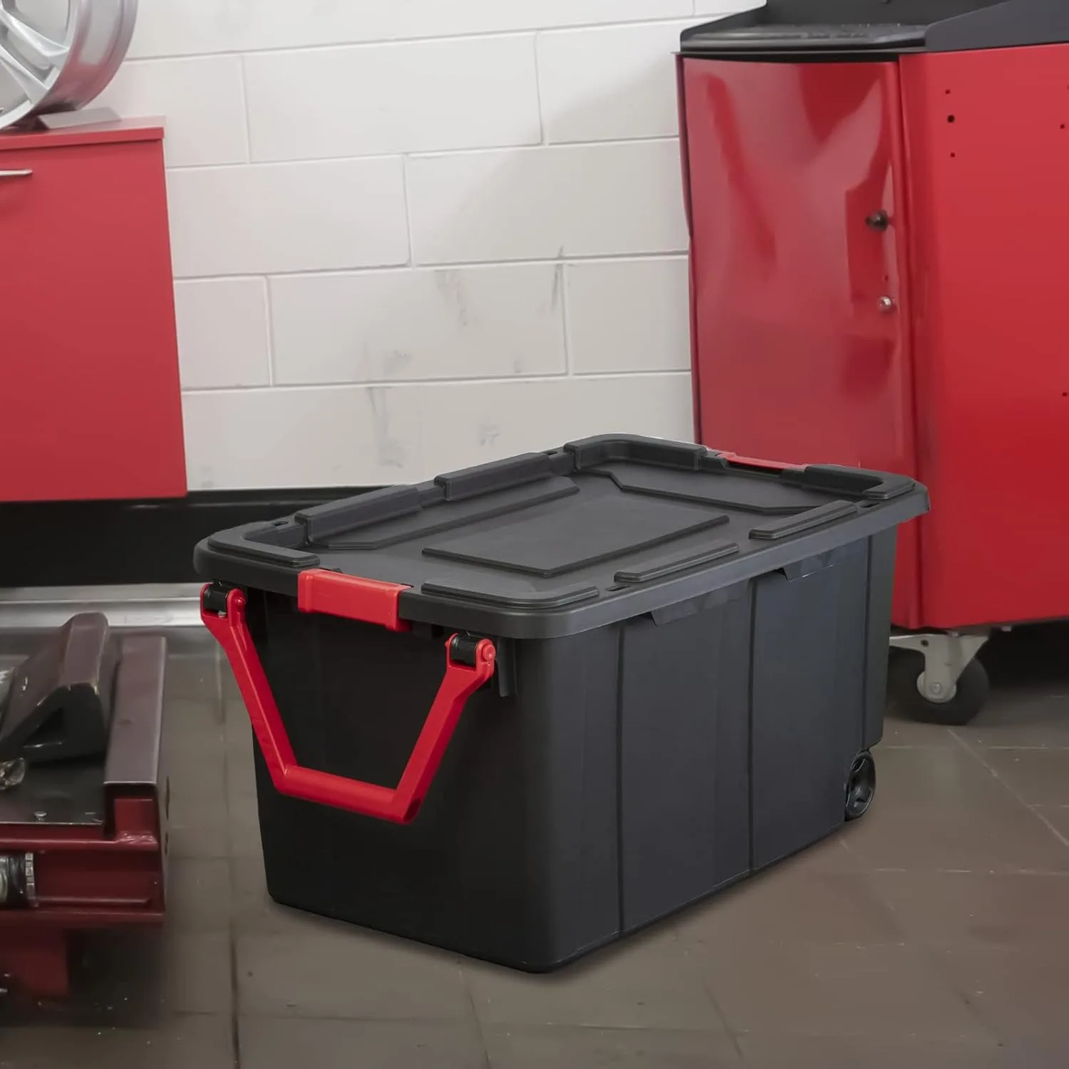 طقم مكون من قطعتين من صناديق تخزين بلاستيكية سعة 40 جالون مع أغطية وأقفال أمان، مناسب لتنظيم المرآب والأرفف المعدنية