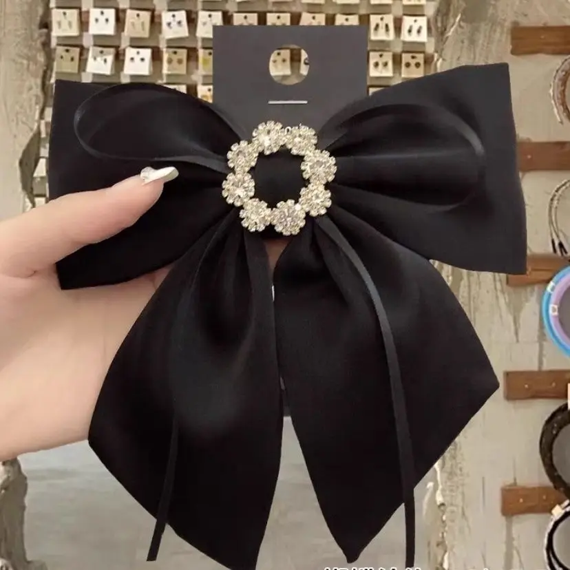 

Популярный аксессуар для волос 2026 года: модная заколка-бант в стиле Instagram, черная пружинная заколка, черно-красная повязка на голову с бантом.