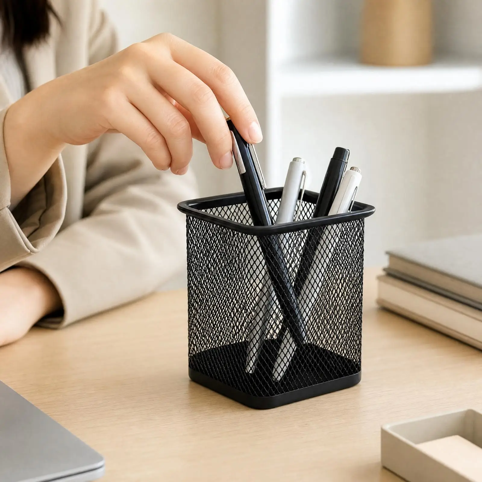 Metal Mesh Pen Holder Sturdy Attractive Pen Holder Square Mesh Desk Supply Organizer Compact Space-Efficient for Home Office