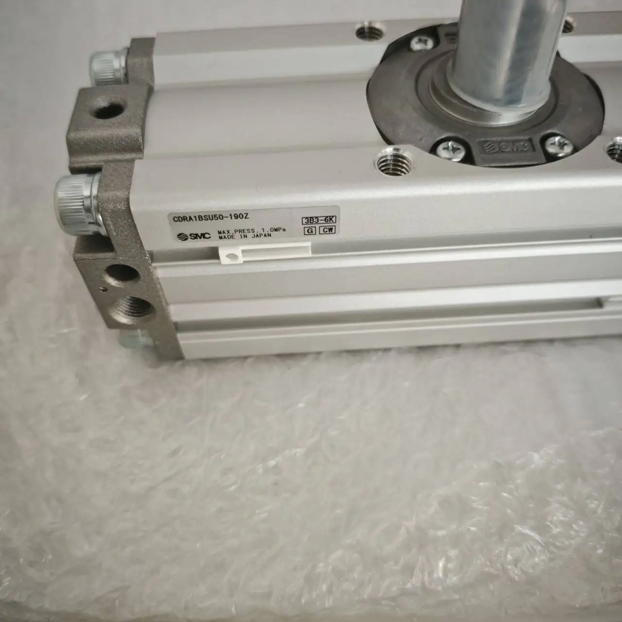 جديد الأصلي حقيقية SMC رف و ترس نوع سوينغ الجدول اسطوانة CDRA1BS63-90Z CDRA1BS80-100Z سوينغ اسطوانة