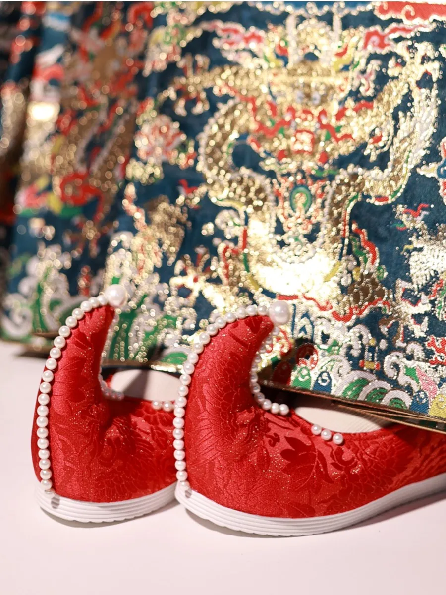 Ruo Lan Xi X Jiangnan Zhu Ji co-branded high-toe Hanfu shoes hand-beaded internally raised cloth shoes with high toe shoes.