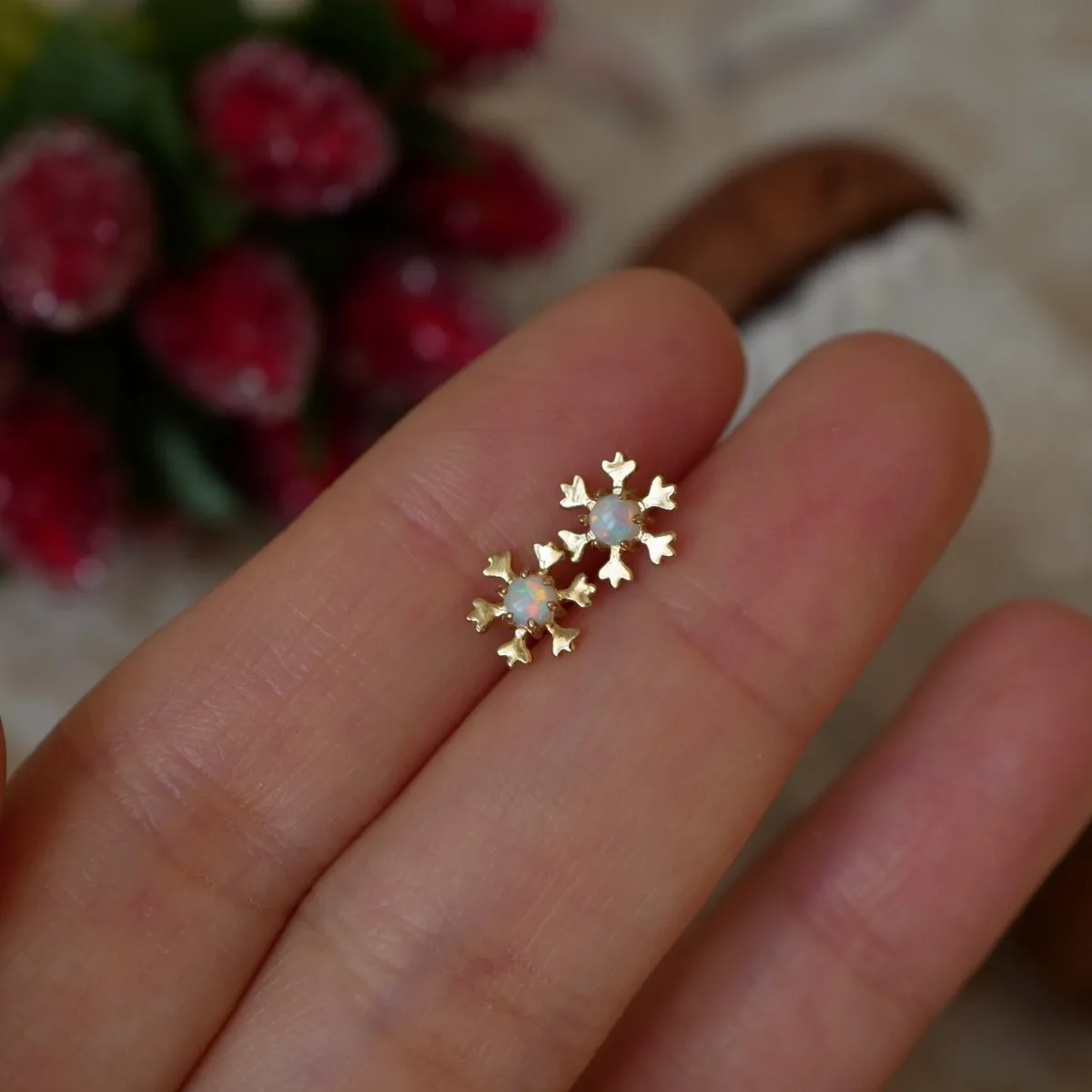 

CCFJOYAS стерлингового серебра 925 пробы с покрытием из золота 18 карат, серьги со снежинками и опалом для женщин, изысканные мини-милые маленькие шпильки, ювелирные изделия, подарок