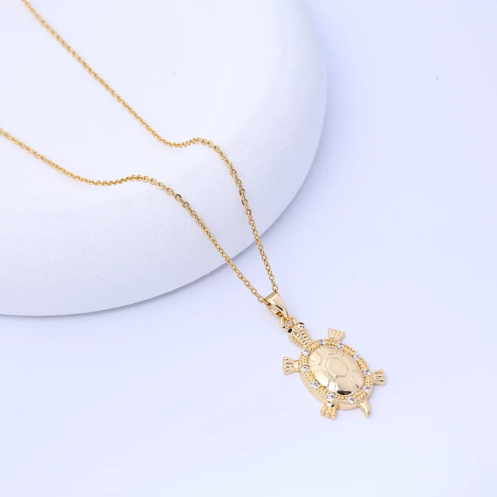 Bellissima collana da donna: collana con ciondolo tartaruga transfrontaliera europea e americana con zirconi micro-intarsiati, Autu di fascia alta