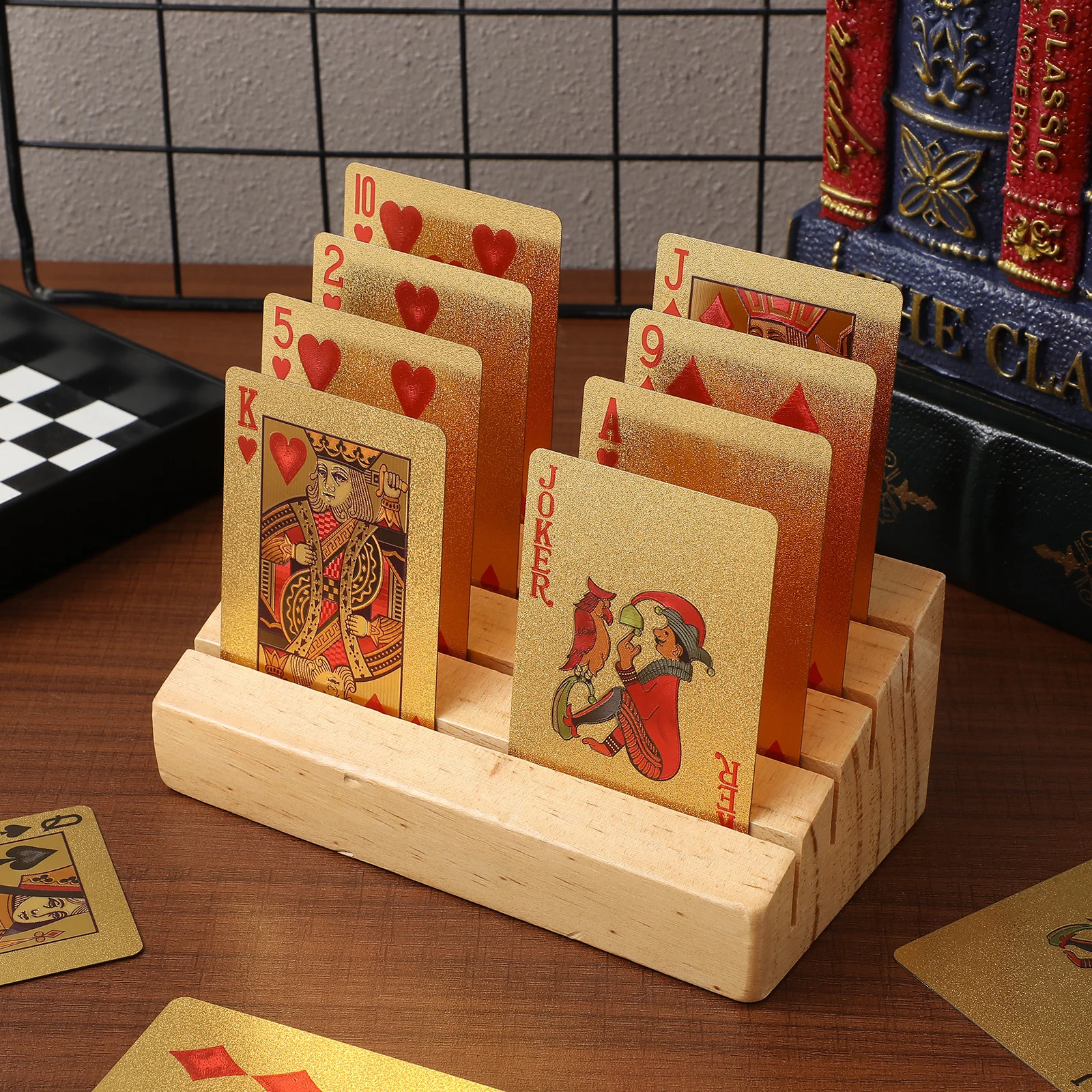 Drewniany stojak na karty z ukośnymi przegródkami, zapewniający pewny chwyt podczas gry w bridge i innych kartowych grych, wygodna tacka.