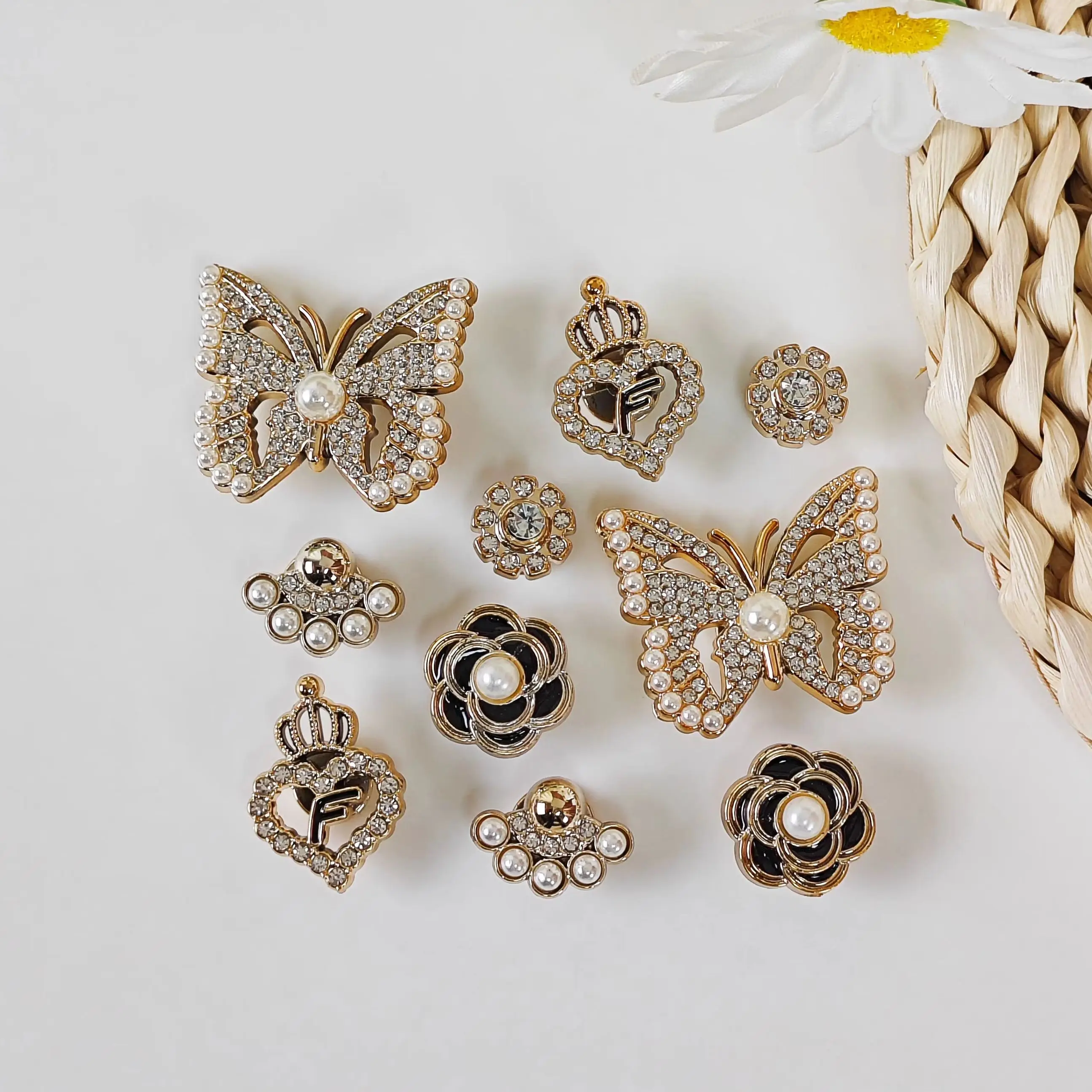 10Pcs DIY Shoe Decoration Charms Shiny Pearl Butterfly, Flower, Heart Decoration Clips Non-Metal Lightweight Material Y2K Fashion Versatile Cute Personalized for Men and Women Suitable for Eva Beach Shoes, Sandals, Removable Shoe Decoration, Holiday Gift