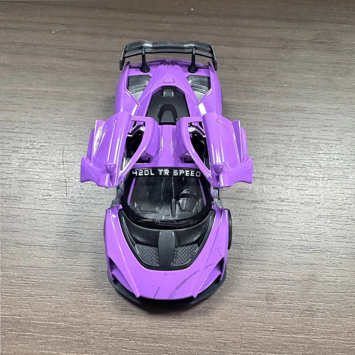 Ornamentos de modelo de carro de corrida fundidos em liga metálica que podem abrir portas e puxar para trás, presentes criativos para meninos e fãs de carros, acessórios de mesa